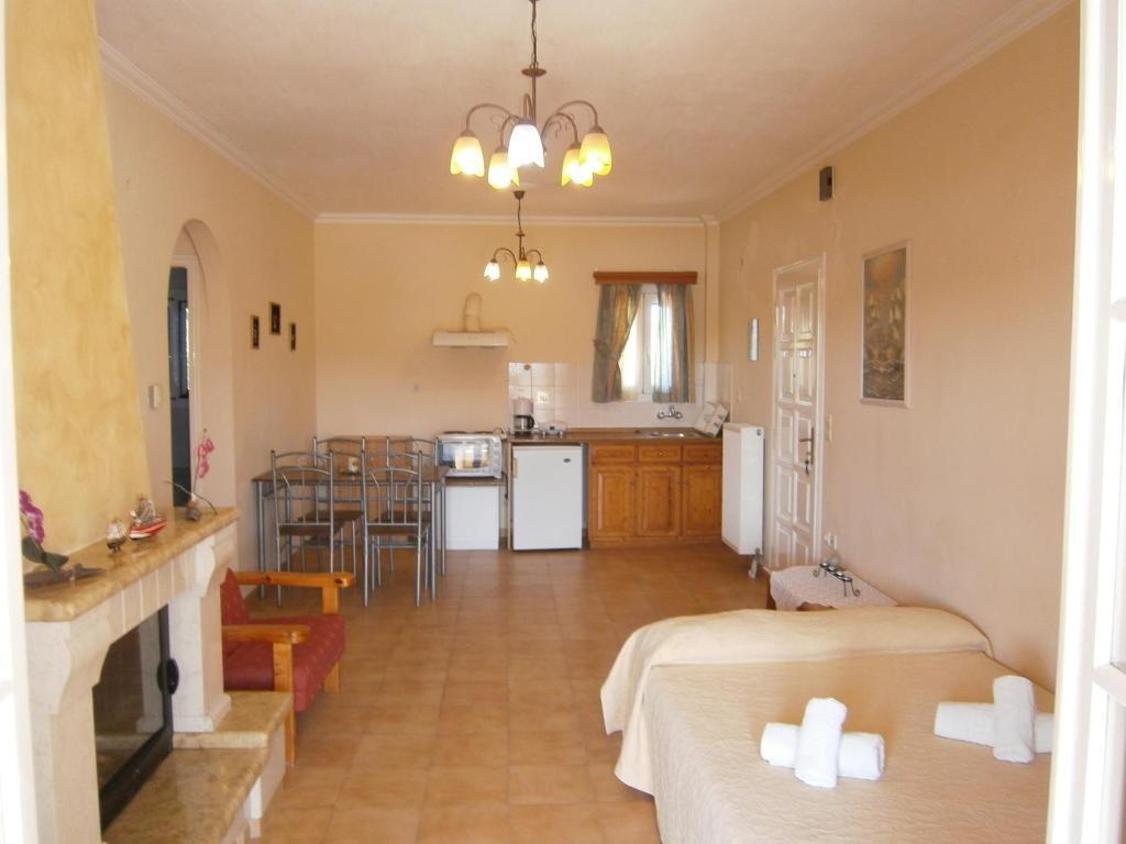 Athineos Apartments Комено Стая снимка