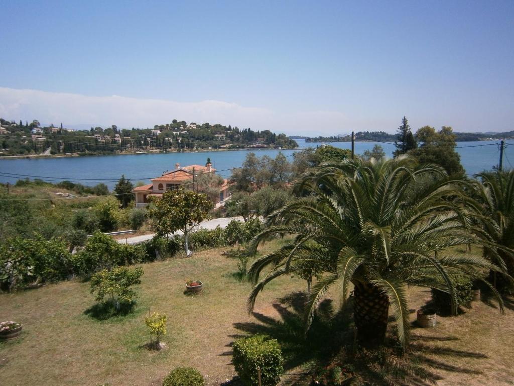 Athineos Apartments Комено Екстериор снимка