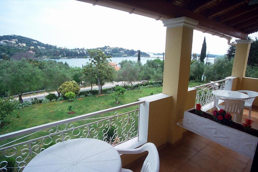 Athineos Apartments Комено Екстериор снимка