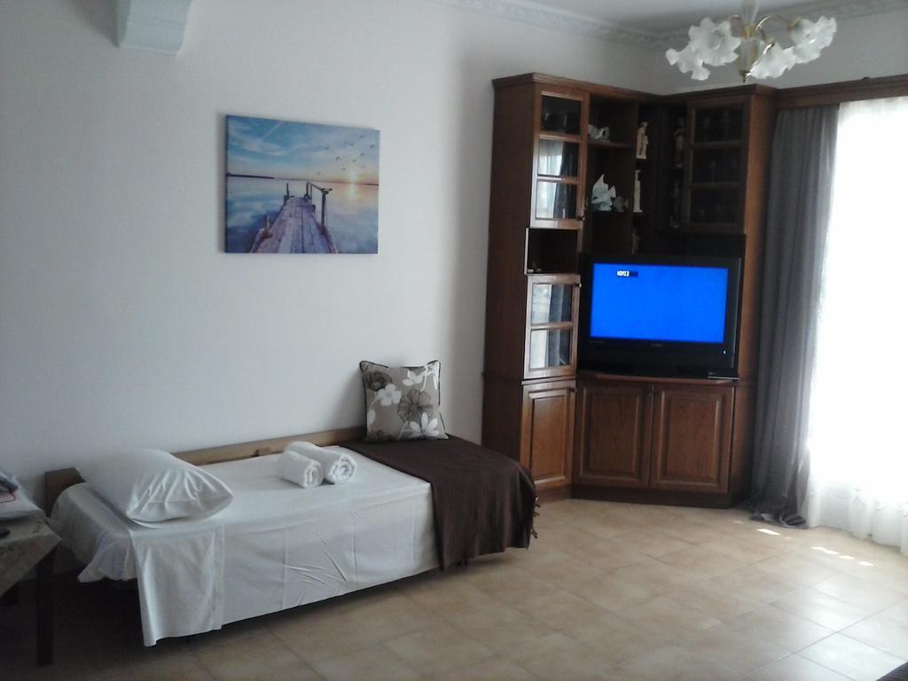 Athineos Apartments Комено Екстериор снимка