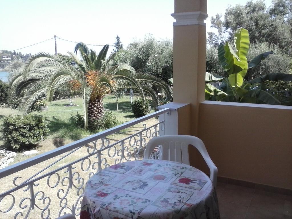 Athineos Apartments Комено Екстериор снимка