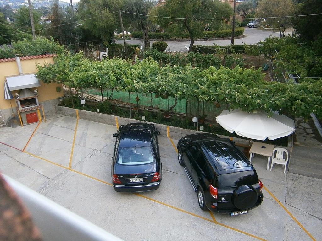 Athineos Apartments Комено Екстериор снимка