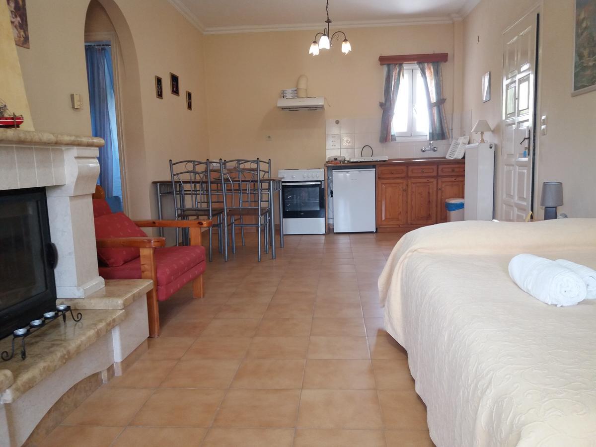 Athineos Apartments Комено Екстериор снимка