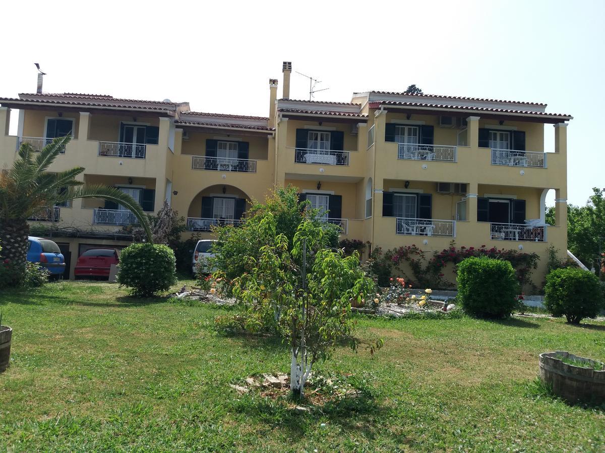 Athineos Apartments Комено Екстериор снимка