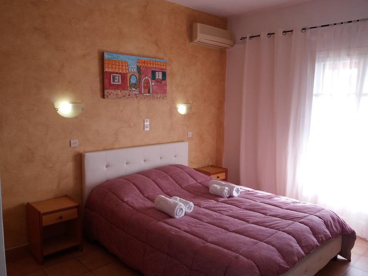 Athineos Apartments Комено Екстериор снимка