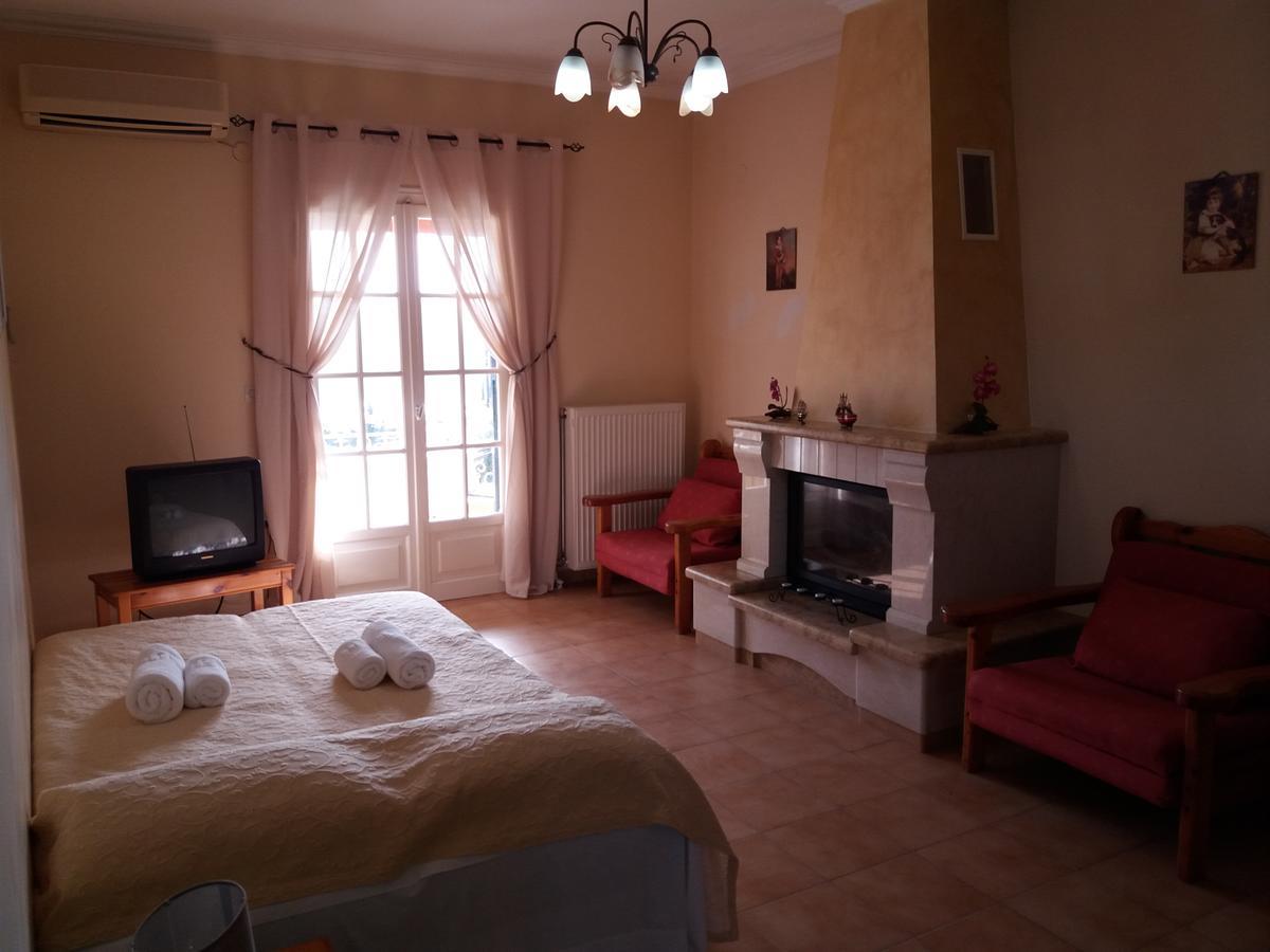 Athineos Apartments Комено Екстериор снимка