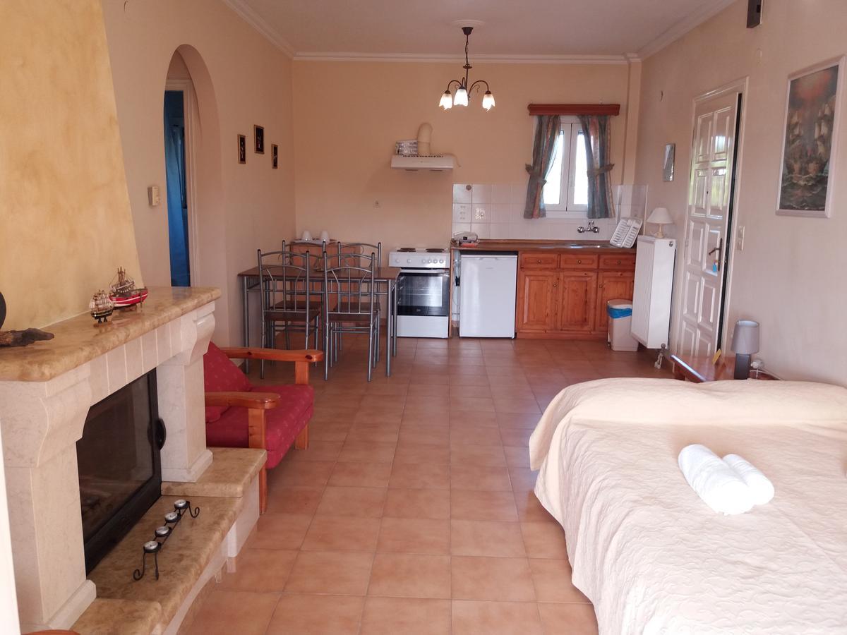 Athineos Apartments Комено Екстериор снимка