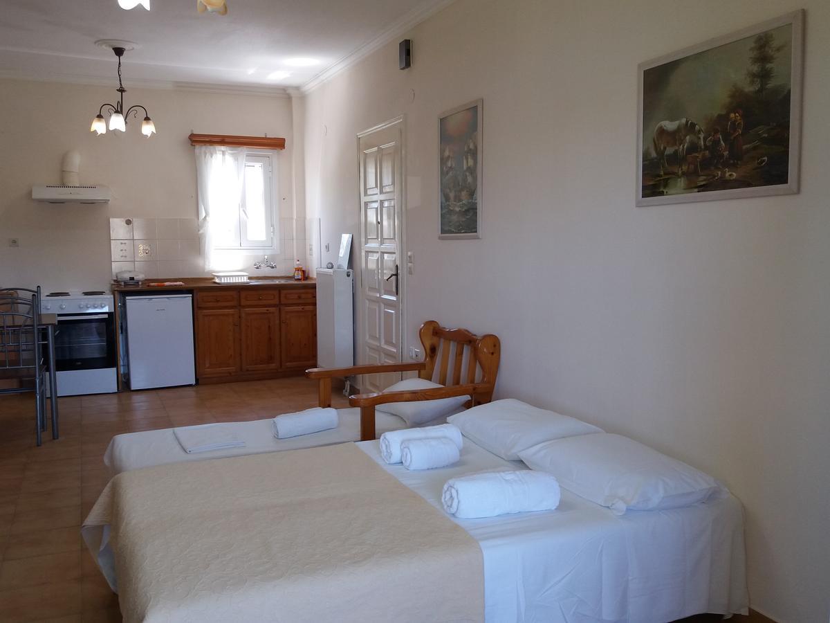 Athineos Apartments Комено Екстериор снимка