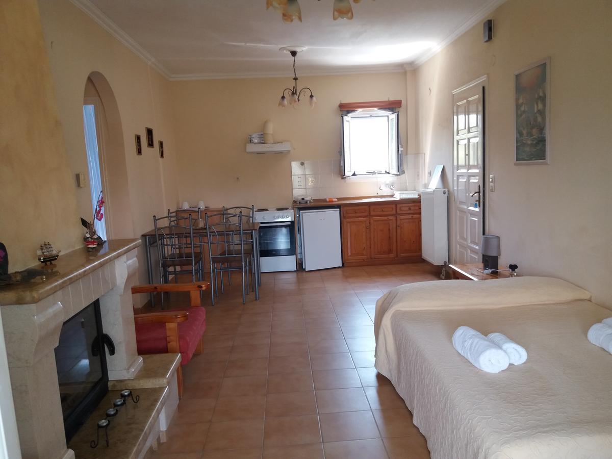 Athineos Apartments Комено Екстериор снимка