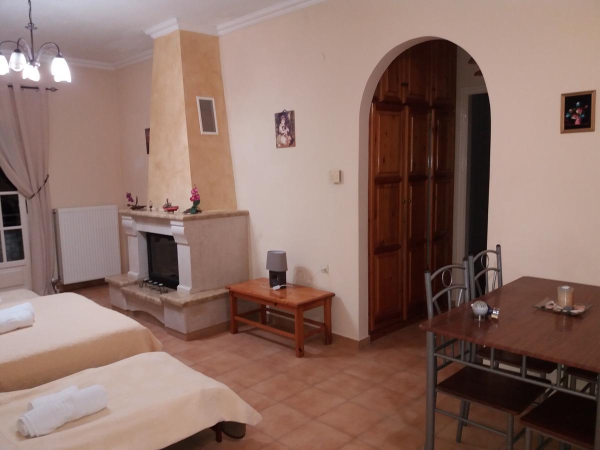 Athineos Apartments Комено Екстериор снимка