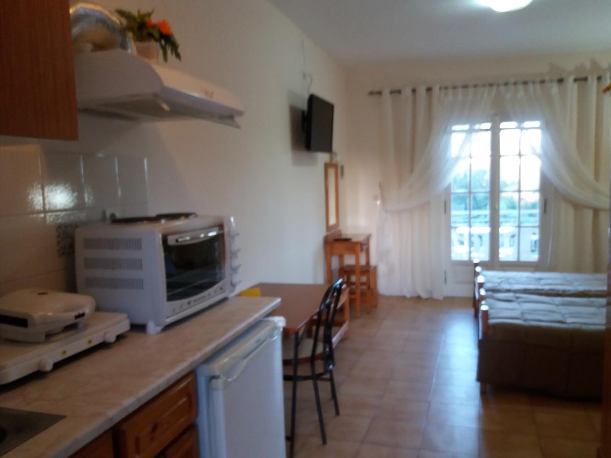Athineos Apartments Комено Екстериор снимка