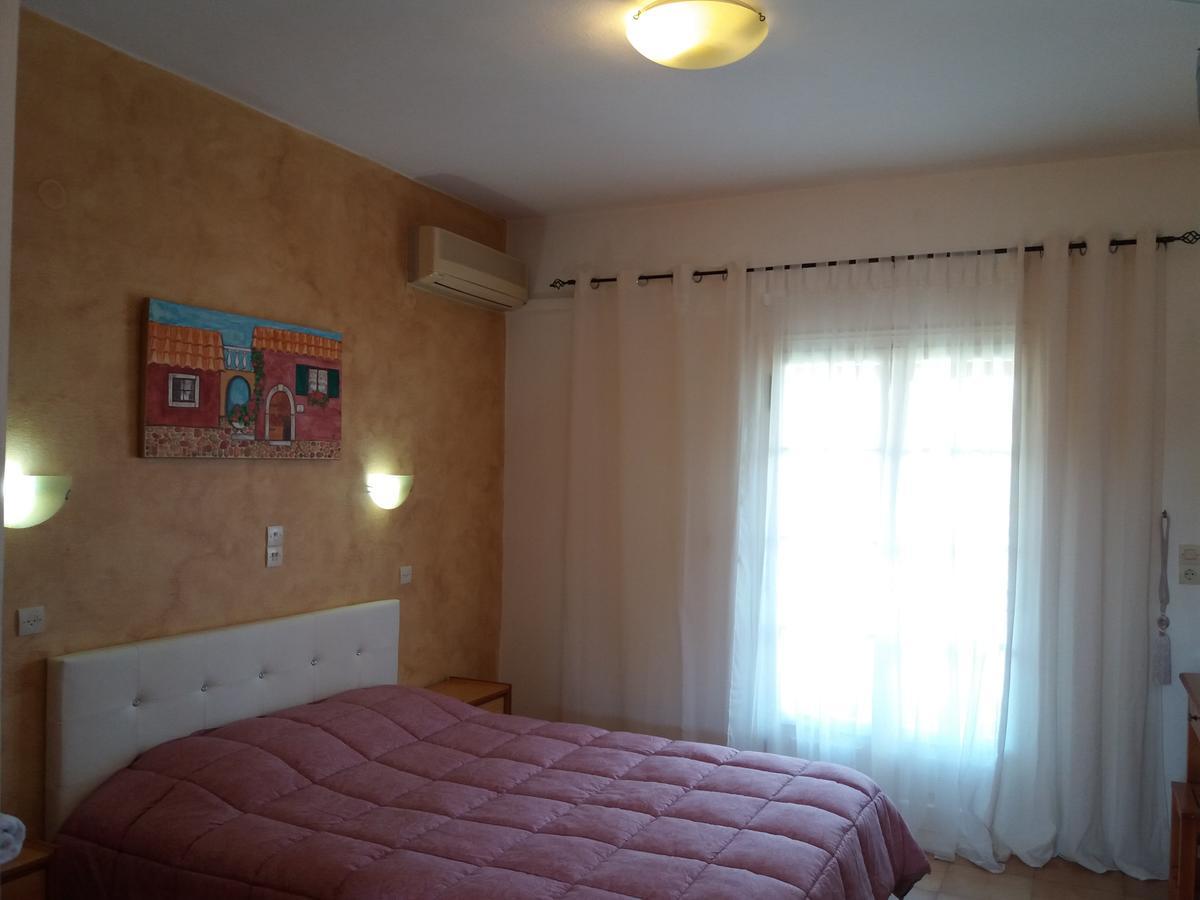 Athineos Apartments Комено Екстериор снимка
