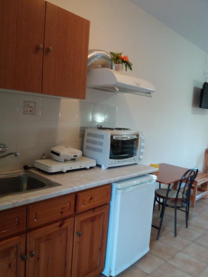 Athineos Apartments Комено Екстериор снимка