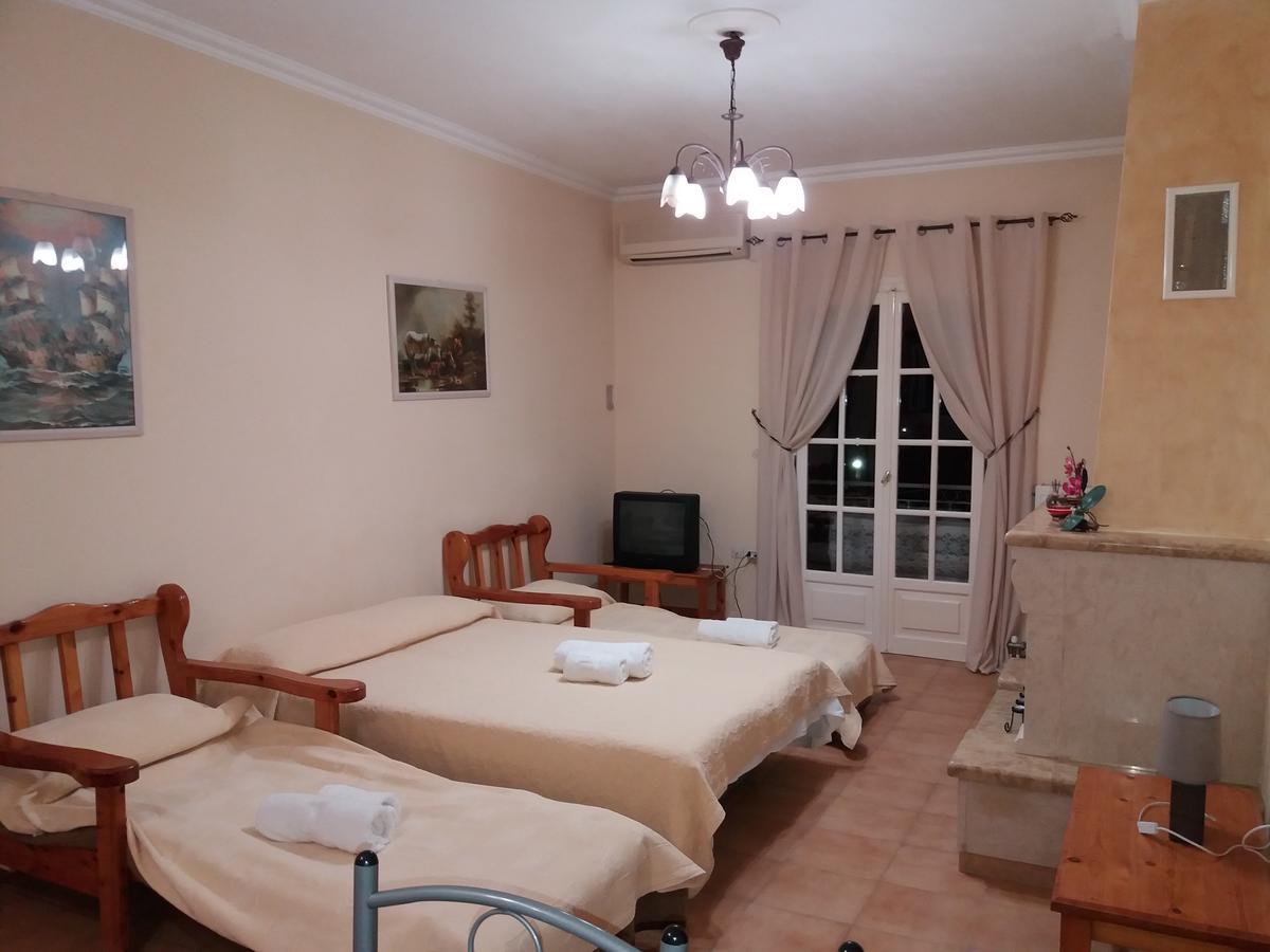 Athineos Apartments Комено Екстериор снимка