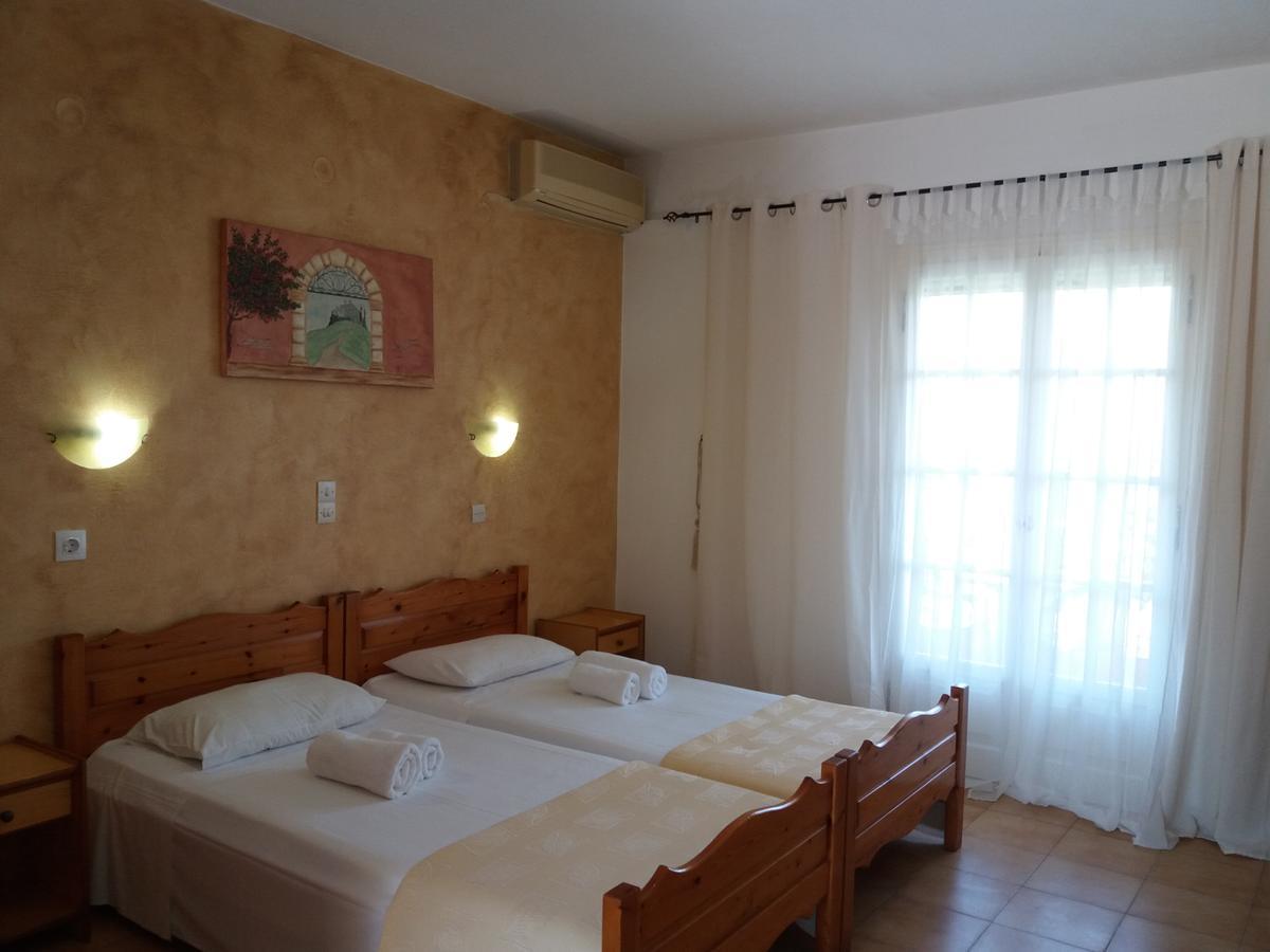 Athineos Apartments Комено Екстериор снимка