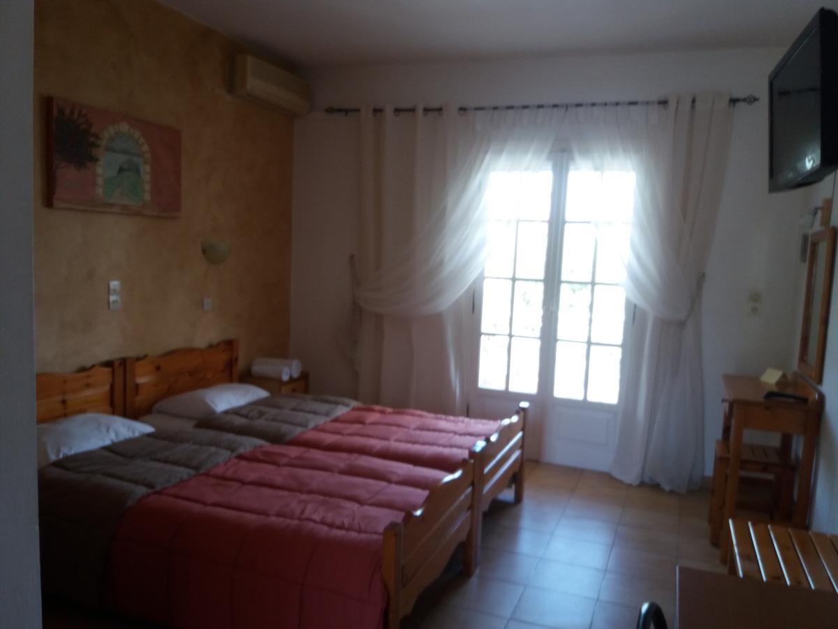Athineos Apartments Комено Екстериор снимка