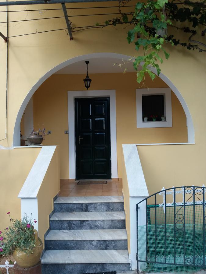 Athineos Apartments Комено Екстериор снимка